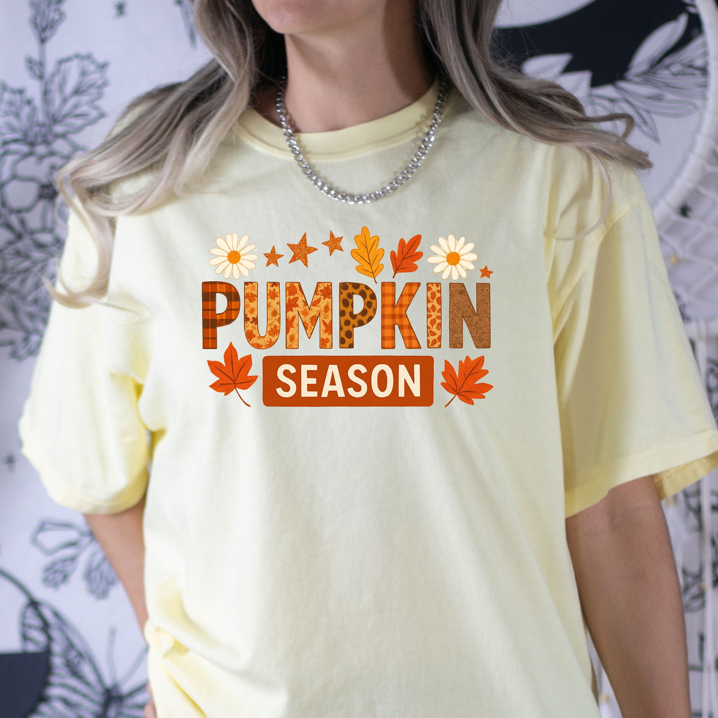 Pumpkin Season Fall T-Shirt – Cozy Autumn Graphic Tee with Plaid Daisy Leaf Design