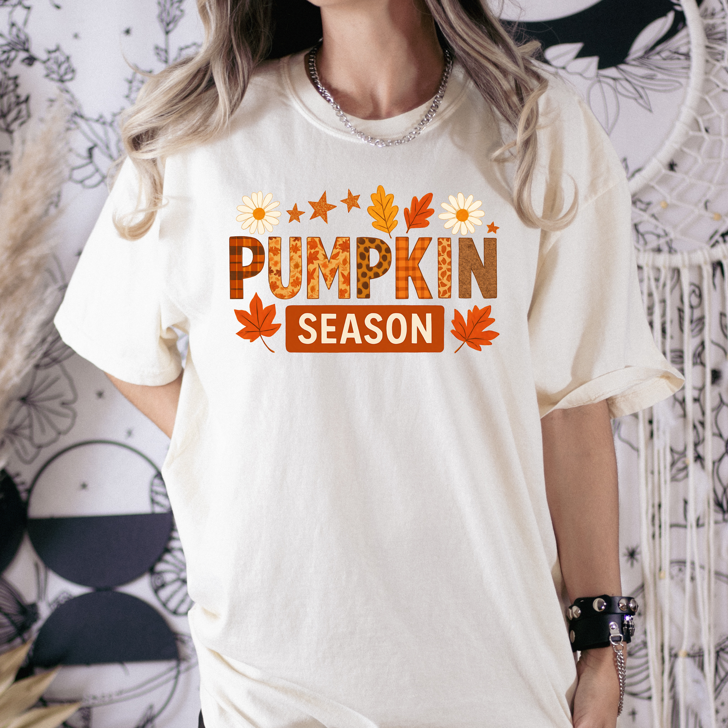 Pumpkin Season Fall T-Shirt – Cozy Autumn Graphic Tee with Plaid Daisy Leaf Design