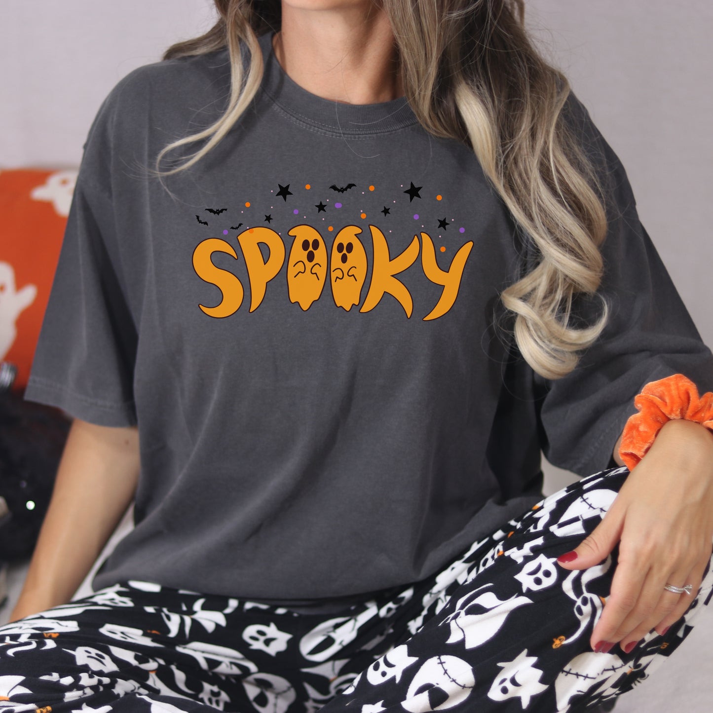 Spooky Ghost Comfort Colors T-Shirt – Retro Purple Halloween Tee for Women