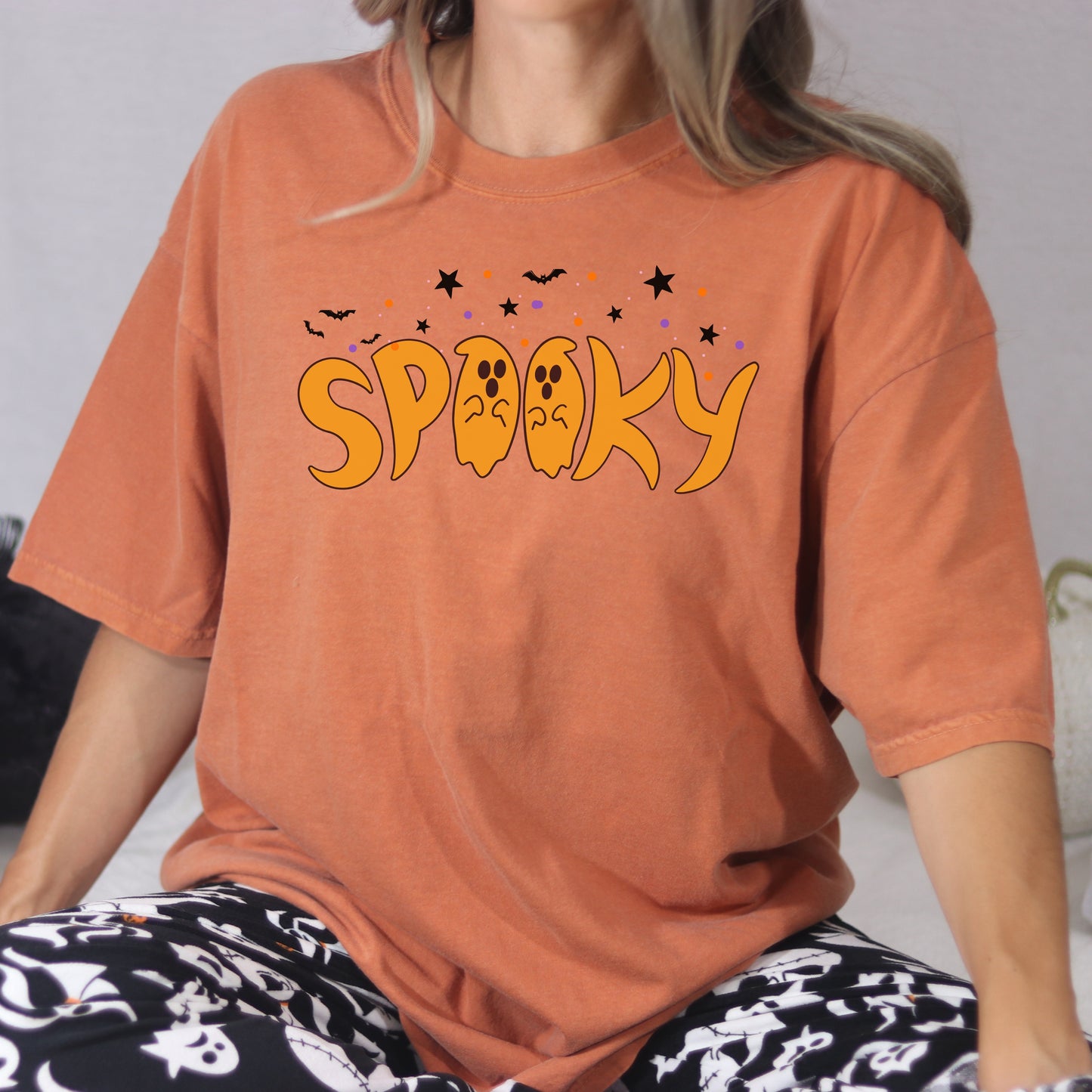 Spooky Ghost Comfort Colors T-Shirt – Retro Purple Halloween Tee for Women